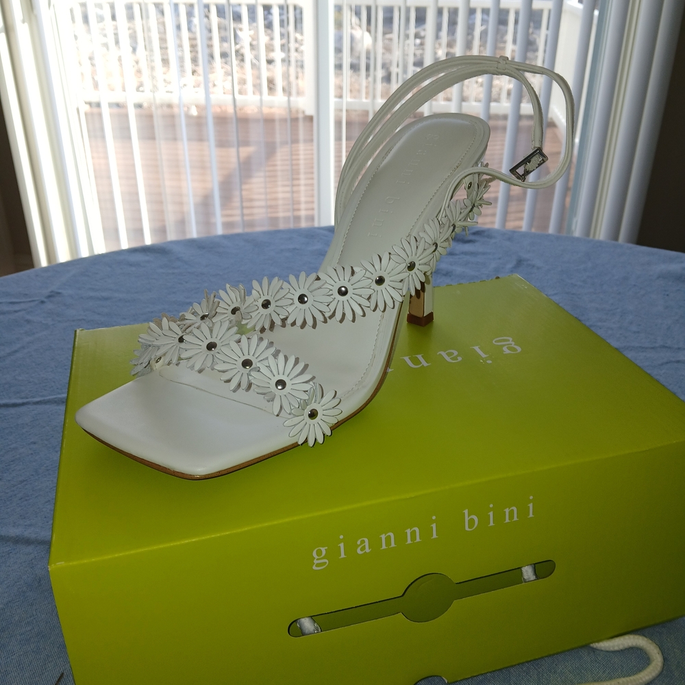Gianni Bini White Daisy Women's Heels